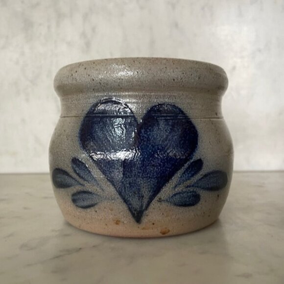 ROWE POTTERY WORKS Vintage Salt Glazed Blue Heart Pattern 1991 Crock 2 Cup - Picture 6 of 16
